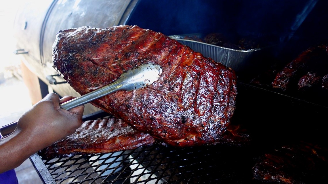Dentro de The Purple Pig BBQ en Schertz, Texas probando puntas de costilla