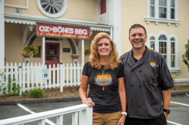 Chris y Diane Ozumun, propietarios de Oz'n'Bones BBQ, en su restaurante...