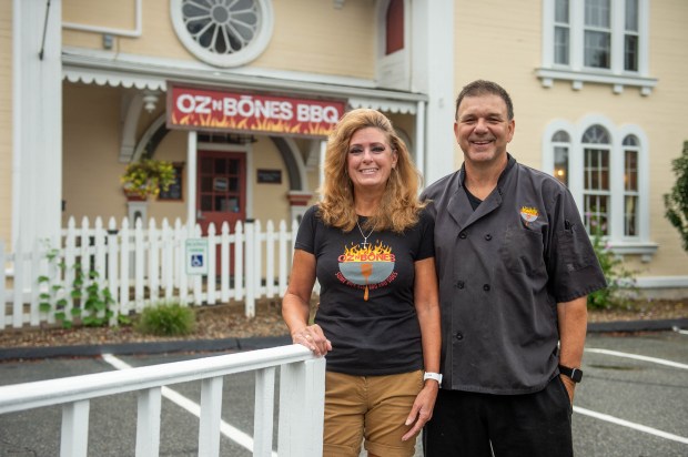 Chris y Diane Ozumun, propietarios de Oz'n'Bones BBQ, en su restaurante...