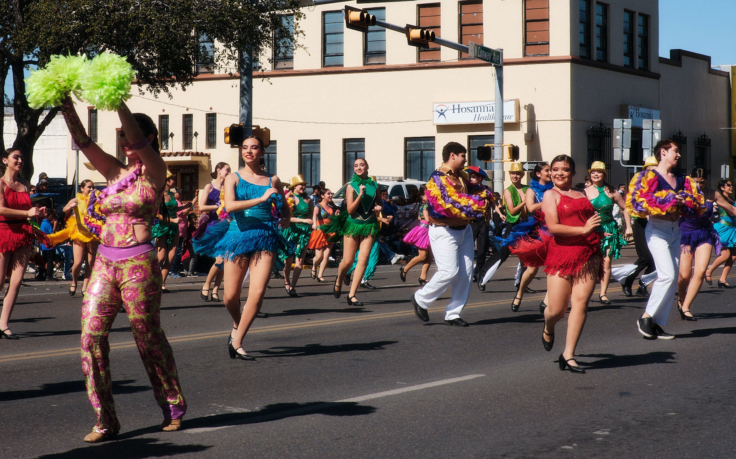 Los bailarines actúan en la Texas Citrus Fiesta el 27 de enero de 2024 en Mission, TX.
