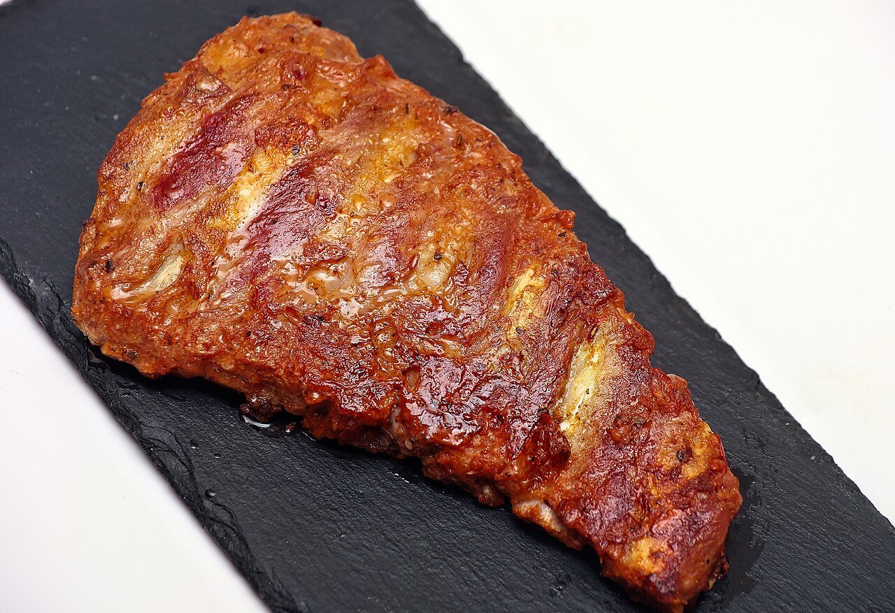 Costillas de cerdo a baja temperatura en parrilla con tapa