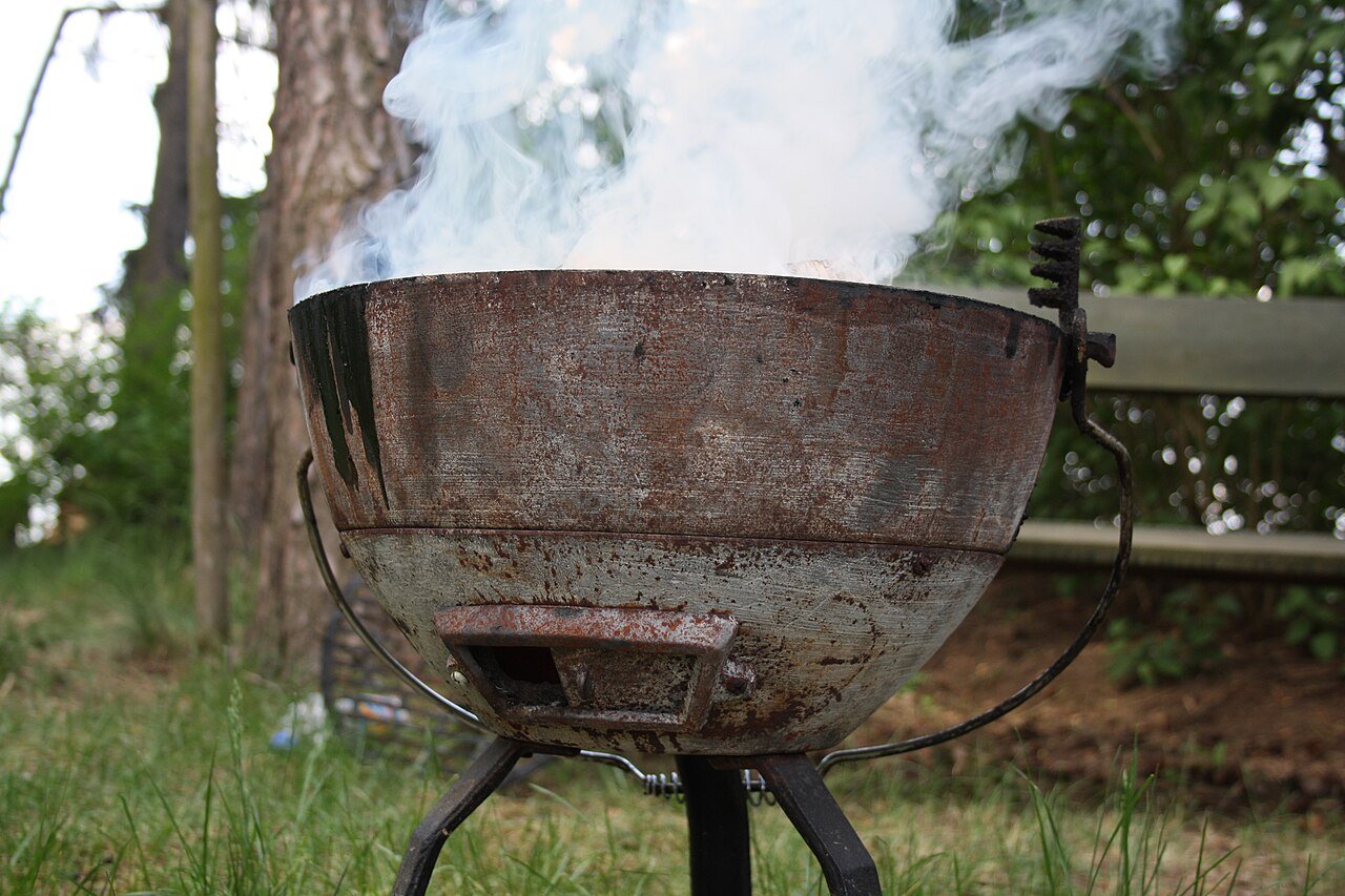 Parrilla de carbón encendida con zonas de calor