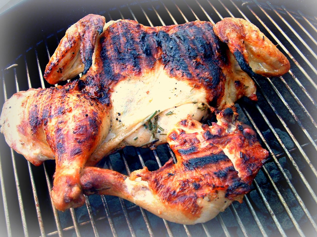Pollo entero a la parrilla en mariposa (spatchcock), paso a paso